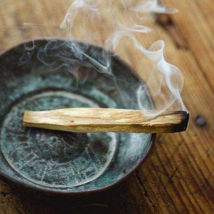 Comment utiliser le palo santo : Guide pratique et bénéfices essentiels