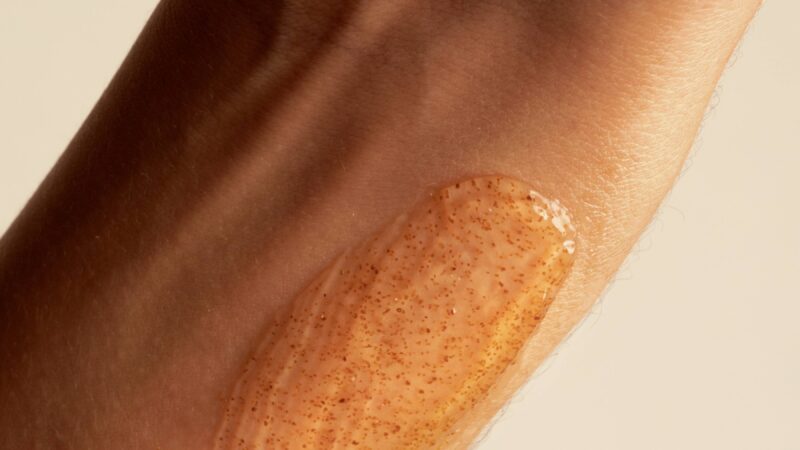 Comment utiliser un gommage visage pour une peau éclatante ?