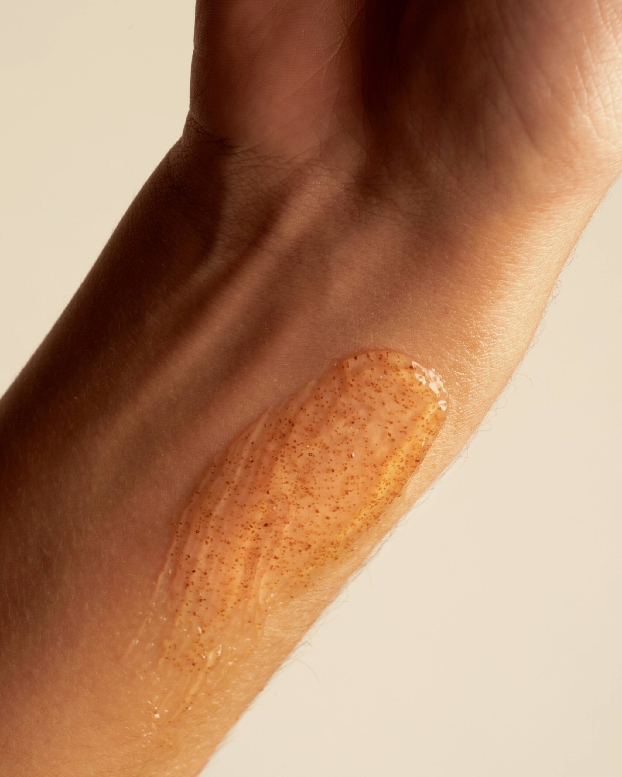 Comment utiliser un gommage visage pour une peau éclatante ?