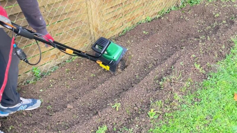 Comment utiliser une motobineuse électrique pour un jardin parfait ?