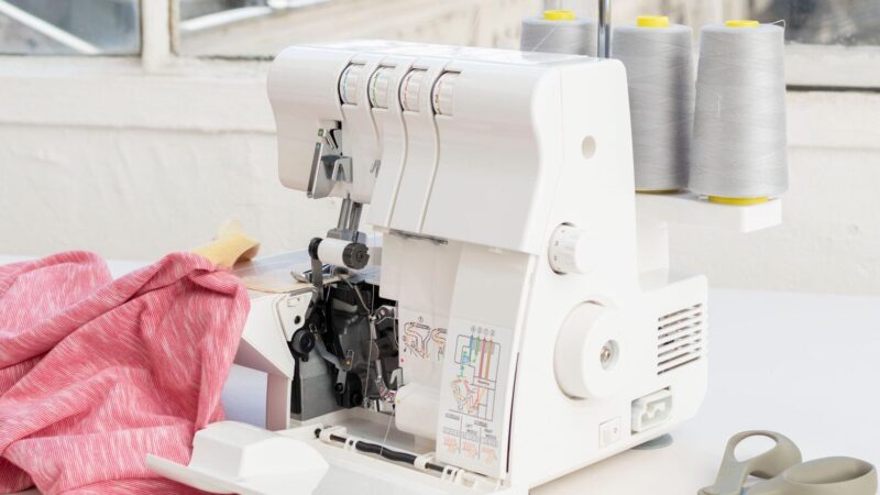 Comment utiliser une surjeteuse : Guide pratique et astuces indispensables