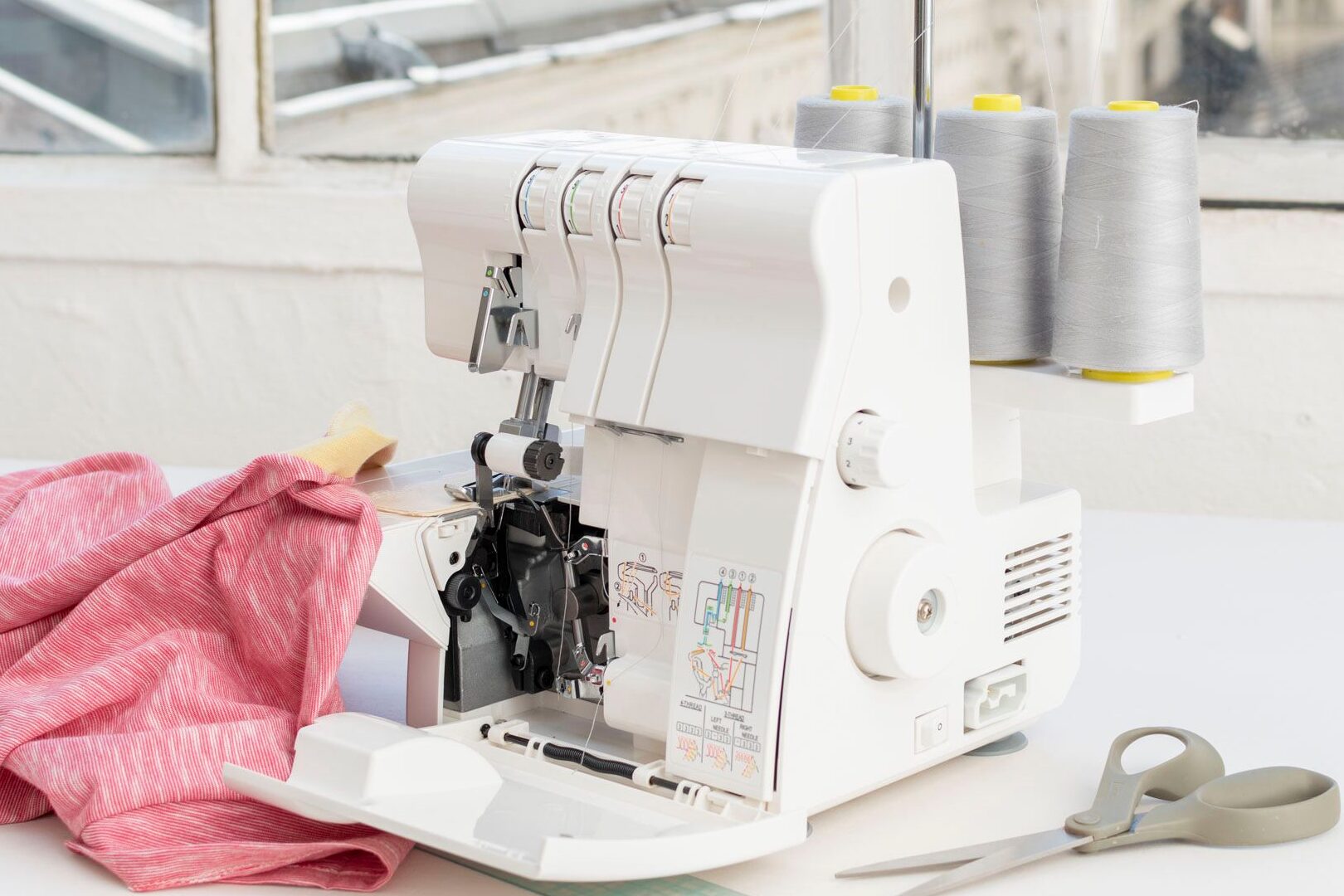 Comment utiliser une surjeteuse : Guide pratique et astuces indispensables