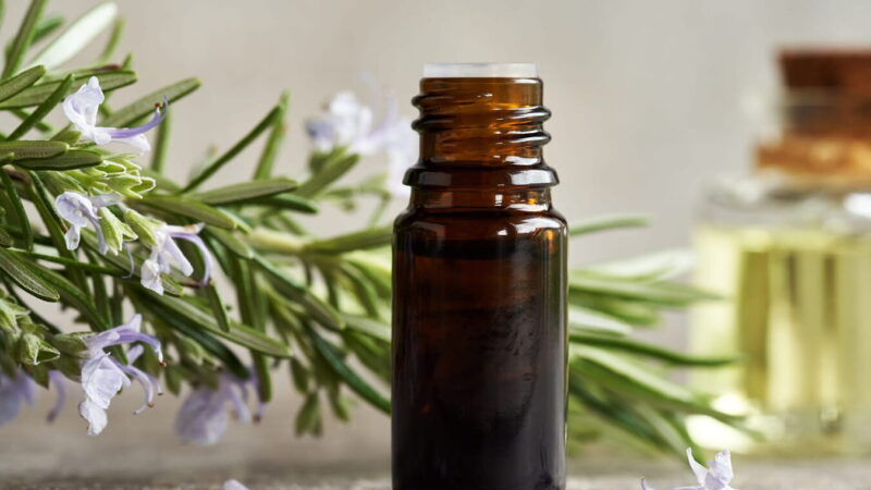 Huile essentielle romarin cheveux utilisation : Guide Pratique et Efficace