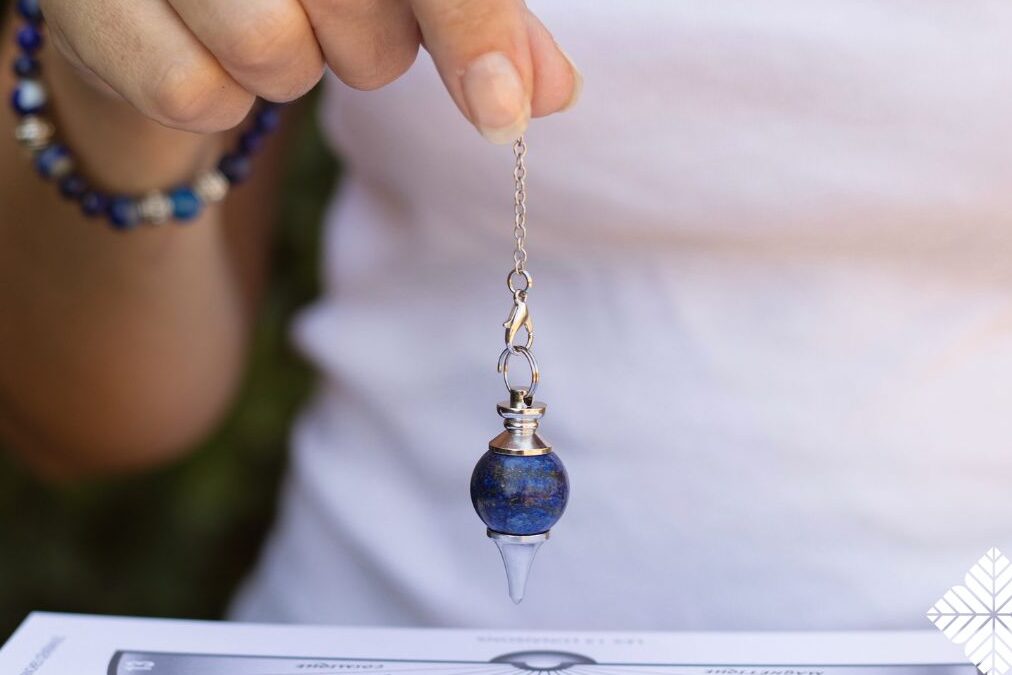 Peut-on utiliser le pendule pour soi-même ? Découvrez comment !