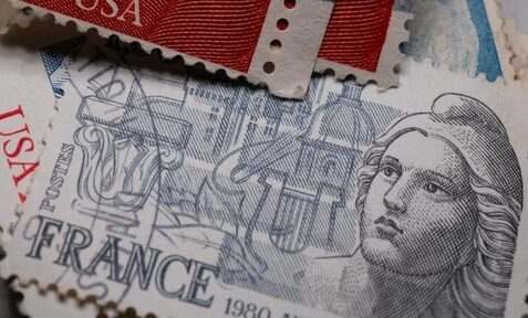 Peut-on utiliser un timbre international pour la France ? Découvrez-le !