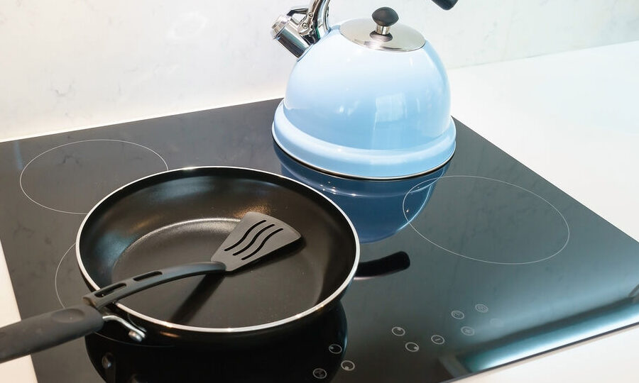 Utilisation d&rsquo;une plaque à induction : Guide pratique et astuces essentielles