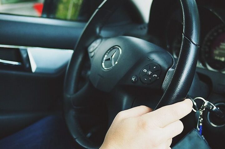 Utiliser le frein moteur en descente : Guide pratique pour les conducteurs