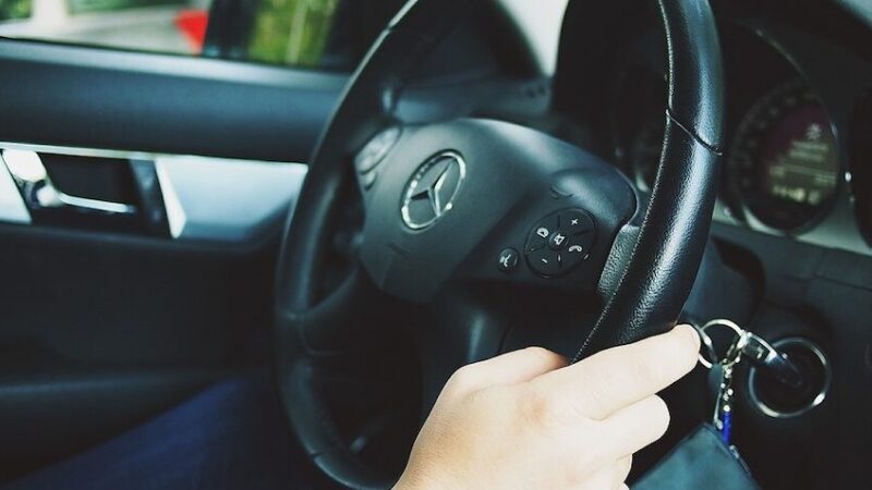 Utiliser le frein moteur en descente : Guide pratique pour les conducteurs