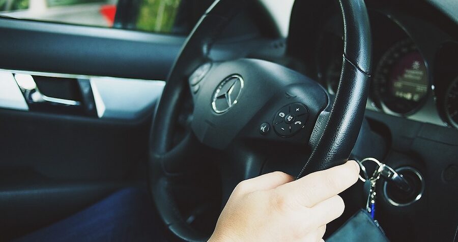 Utiliser le frein moteur en descente : Guide pratique pour les conducteurs