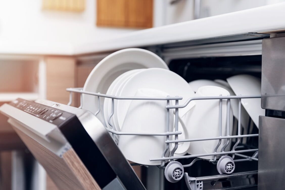 Utiliser un lave vaisselle : astuces pour un gain de temps optimal