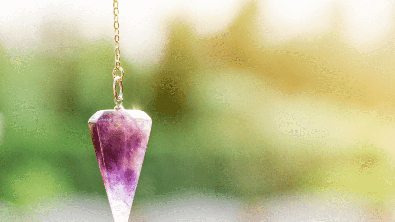Utiliser un pendule divinatoire : Guide pratique et efficace