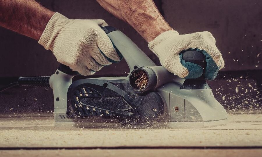 Utiliser un rabot électrique : Guide pratique pour un travail parfait