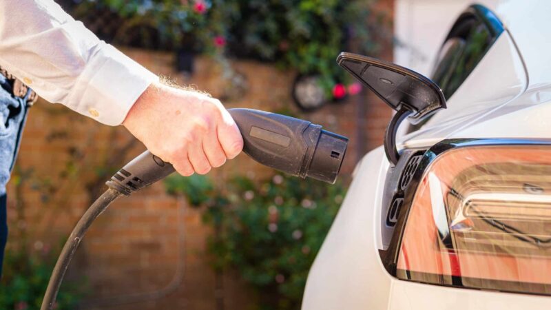 Utiliser voiture électrique comme batterie domestique : Guide Pratique !