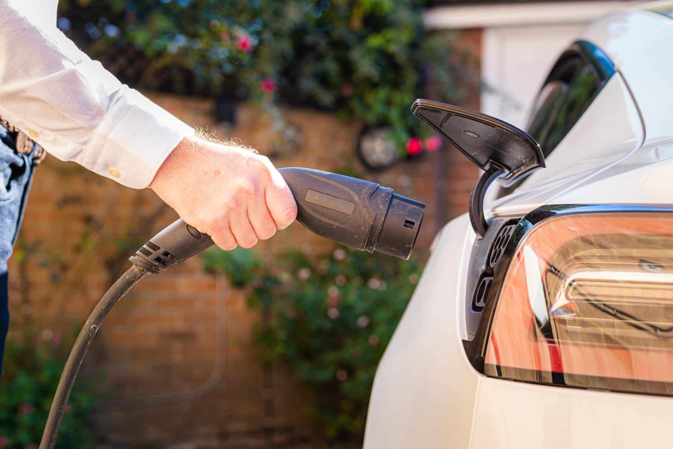 Utiliser voiture électrique comme batterie domestique : Guide Pratique !
