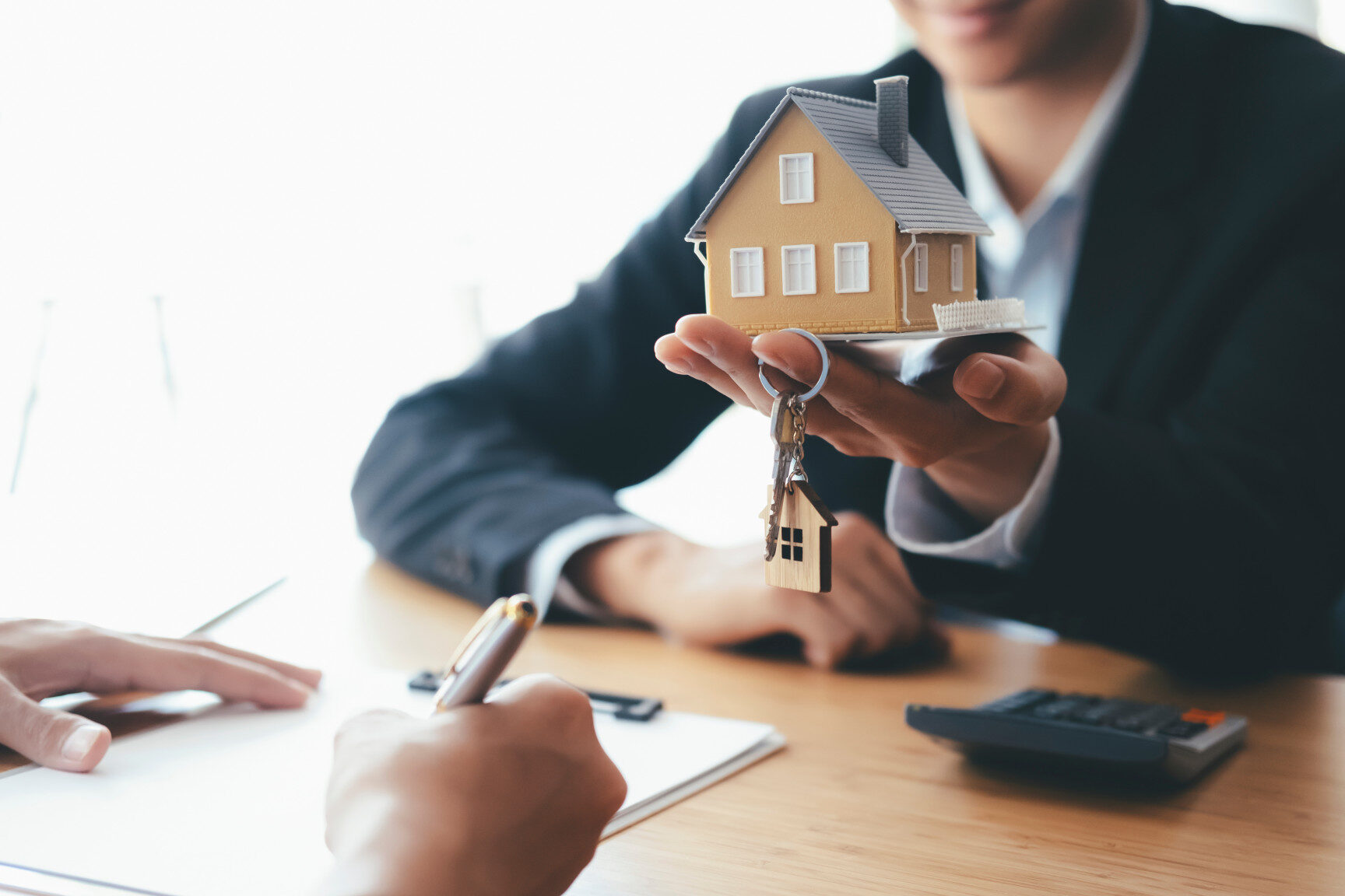 Vaut il mieux emprunter ou utiliser son épargne : découvrez la meilleure option !